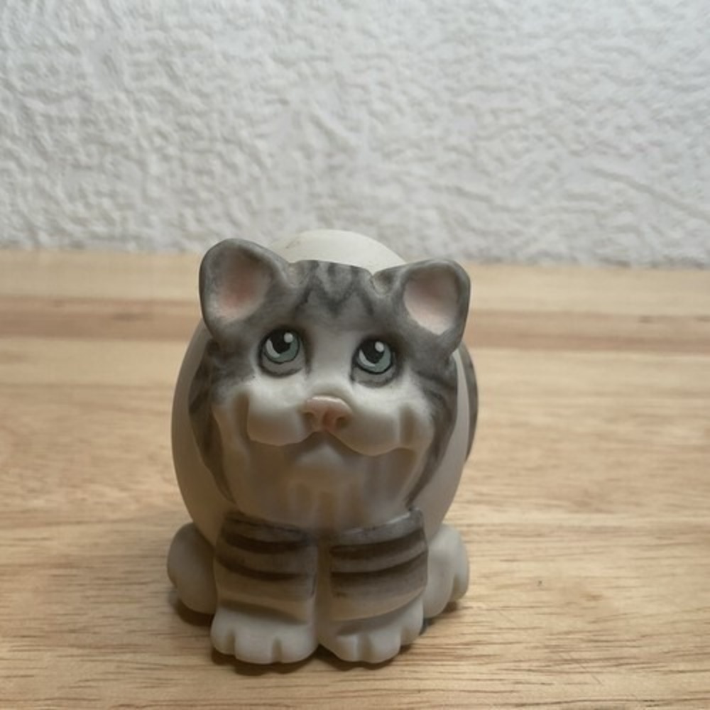 Allyson Nagel Rare Egg Shaped Porcelain Artist Signed Cat Figurine Gray/White 2"